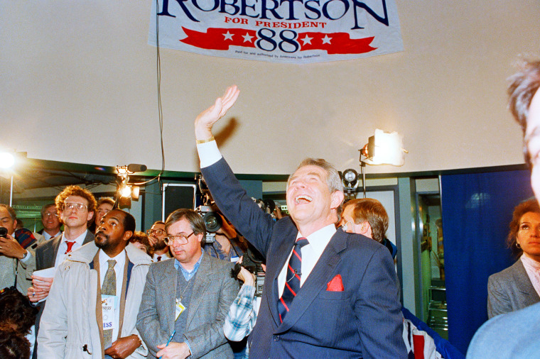 يلوح بات روبرتسون لمؤيديه دي موين ، أيوا ، في 9 فبراير ، 1988. 