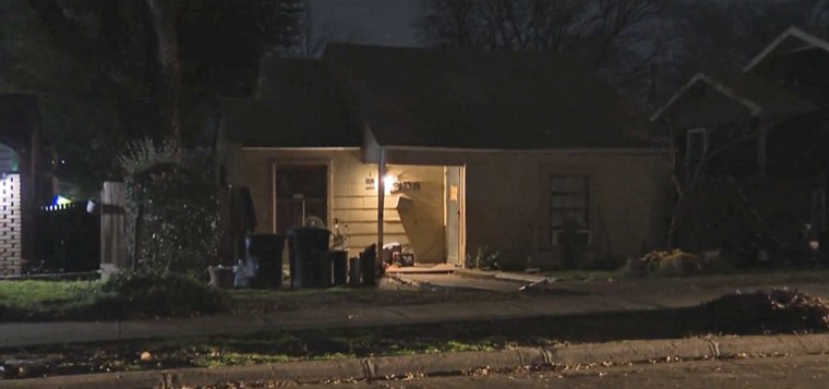 المنزل في فورت وورث، تكساس، حيث تم إطلاق النار على بائع متجول من باب إلى باب.
