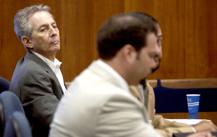 روبرت دورست، على اليسار، يجلس في قاعة المحكمة خلال جلسة الاستماع السابقة للمحاكمة في محكمة مقاطعة جالفستون في جالفستون، تكساس، في 18 أغسطس 2003.
