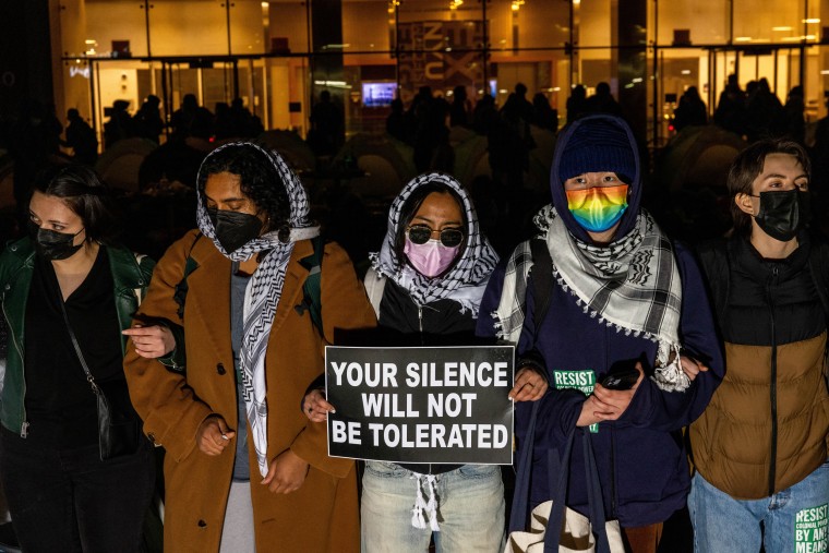 طلاب وناشطون مؤيدون للفلسطينيين يتظاهرون في حرم جامعة نيويورك في نيويورك