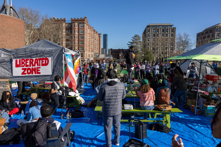 طلاب من معهد ماساتشوستس للتكنولوجيا وجامعة هارفارد وغيرهم يتجمعون في مخيم احتجاج في حرم معهد ماساتشوستس للتكنولوجيا في كامبريدج، ماساشوستس.