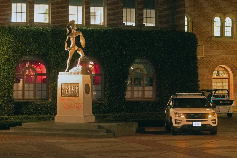 توجد مركبة تابعة لإدارة السلامة العامة بجامعة جنوب كاليفورنيا بجوار قاعدة تمثال تومي طروادة