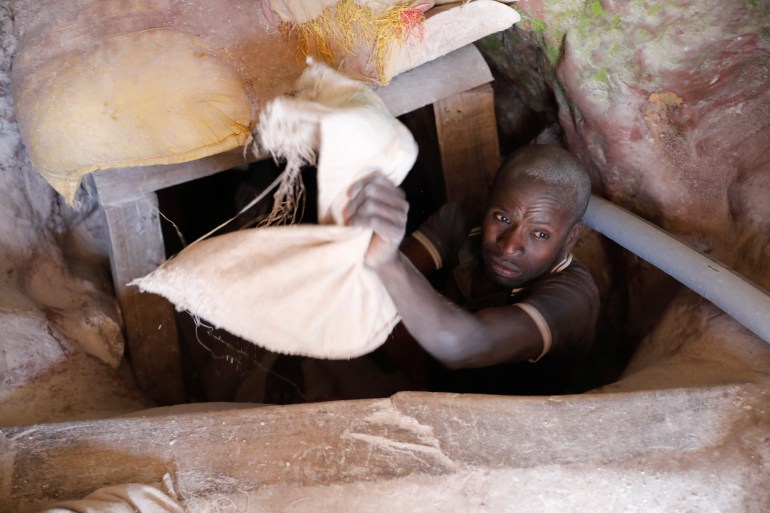 عامل منجم يعمل عند مدخل عمود في منجم الكولتان SMB بالقرب من بلدة روبايا في شرق جمهورية الكونغو الديمقراطية