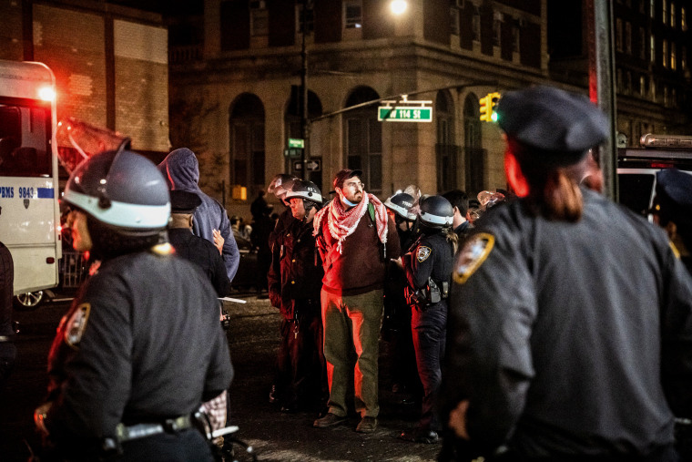 أعضاء من شرطة نيويورك يعتقلون متظاهرين من مخيم الاحتجاج المؤيد للفلسطينيين.
