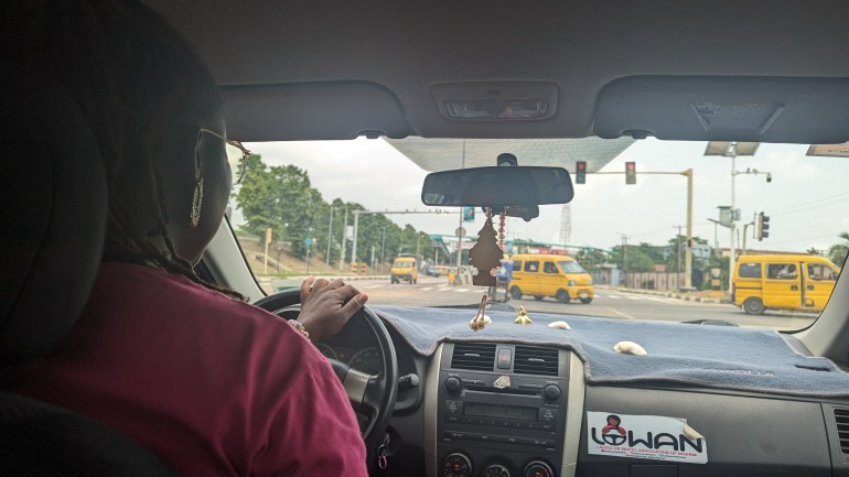 امرأة سائقة سيارة أجرة